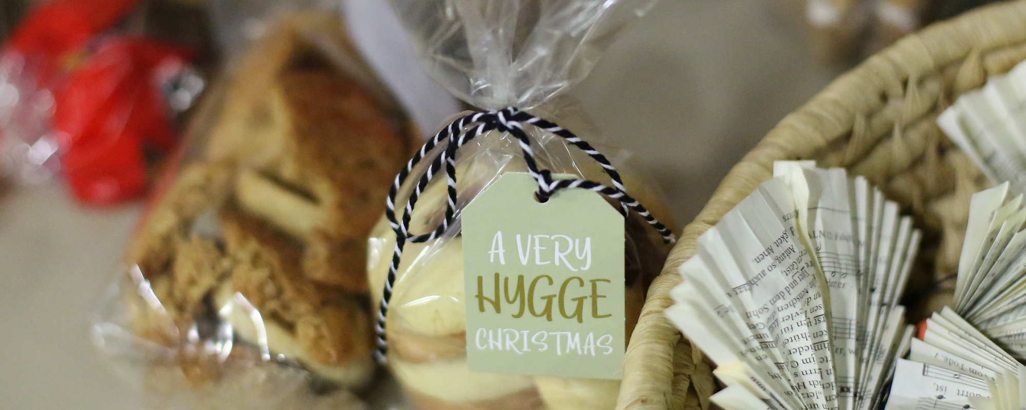 Weihnachtsaktion – selbstgebackene Plätzchen und gebastelte Papierengel