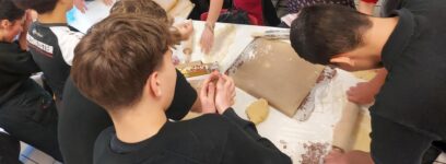 Plätzchenbacken für unsere Partnerschule in Marcação – die Tradition lebt weiter!