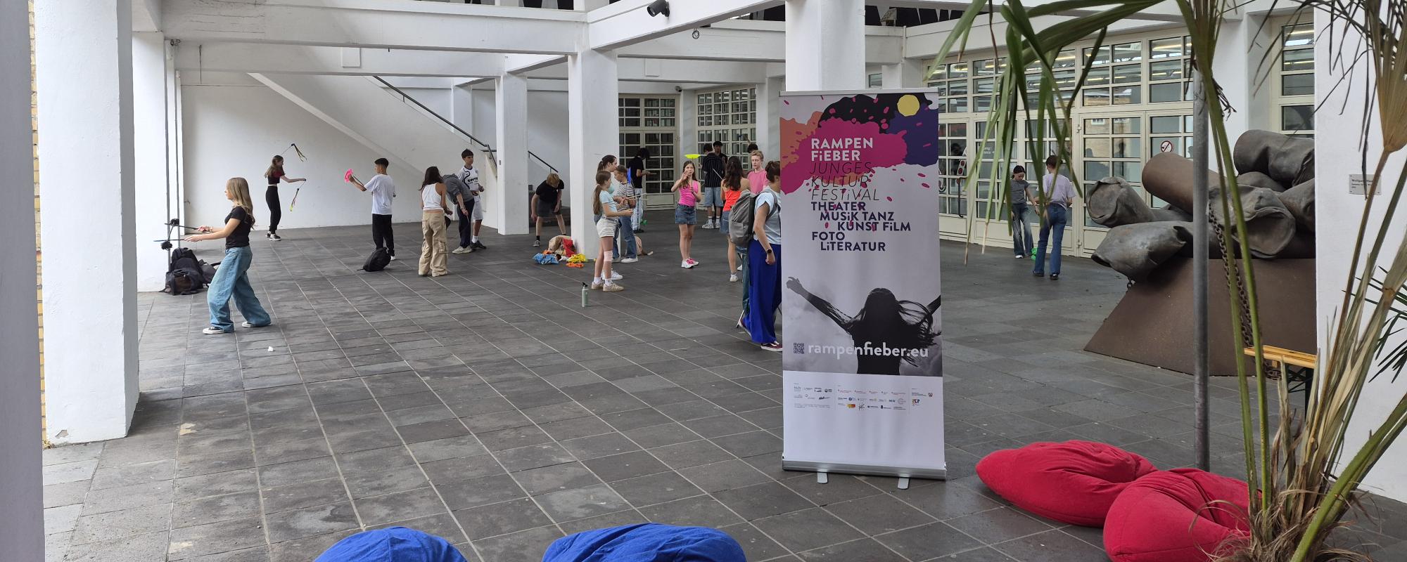 Ein Tag voller Kultur: Klasse 8D auf dem Theater- und Kulturfestival Rampenfieber
